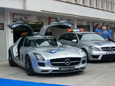 Der Mercedes C63 AMG (Medical Car) und der Mercedes-Benz SLS AMG G3 (Safety Car) beim Großen Preis von Ungarn 2012.