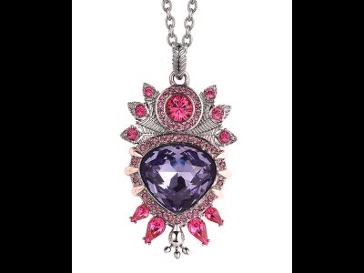 Eine besonders interessante Geschichte erzählen die Schmuckstücke des Starjuweliers Stephen Webster, die prominente Trägerinnen wie Jennifer Lopez und Beyoncé begeistert haben und eine trendige Interpretation zu den sieben Todsünden darstellen. Im Bild das Modell Pride.