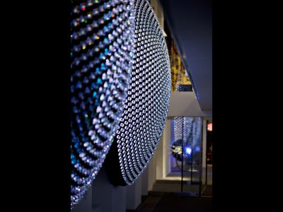 Das Werk PARS PRO TOTO, von Thomas Feuerstein, erstreckt sich über beide Geschoße.