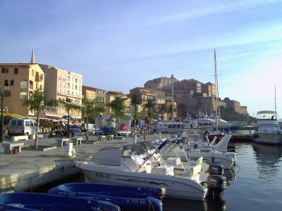 Hafen von Calvi. Im Hintergund zu sehen ist die Genuesische Zitadelle aus dem 15. Jahrhundert. Die Zitadelle ist das Wahrzeichen von Calvi.