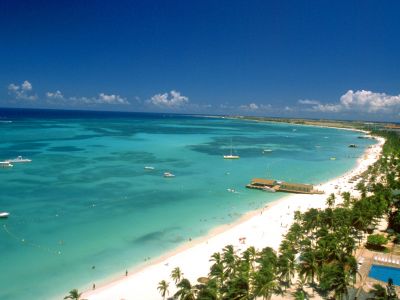 Der 3 km lange Palm Beach auf Aruba lockt Schwimmer, Schnorchler und Romantiker gleichermaßen.