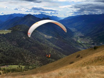 Paragleiter in Trentino. Von den  Berghängen der Dolomiten ins herrliche Tal.