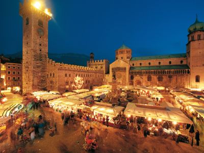 Christkindlmarkt Trient auf dem Piazza del Duomo di Trento (Domplatz von Trient).
