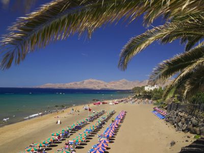 Die weitläufige Playa Grande in Puerto del Carmen wird von den Einheimischen auch Playa Blanca genannt.