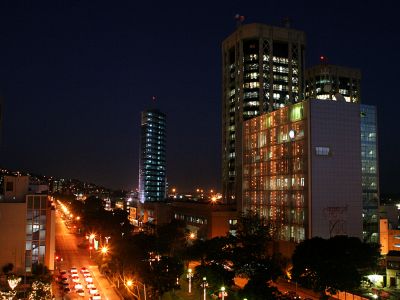 Lichter der Nacht in Port of Spain. Die Hauptstadt von Trinidad und Tobago bei Nacht.