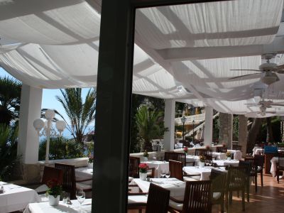 Eines der Restaurants (Wintergarten) vom Hotel Bon Sol in Illetas/Mallorca, hier mit Meerblick.