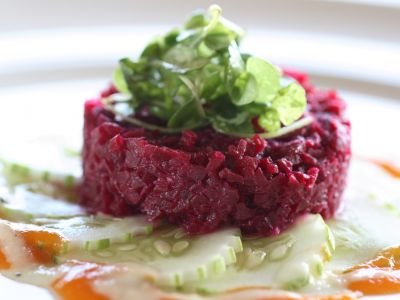 Rote-Bete-Tatar mit Papaya-Limetten-Wasabi-Dressing ist eine der delikaten Vorspeisen auf Kamalayas Detox-Menü.