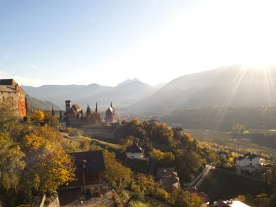Die wärmende Herbstsonne über Schenna in Südtirol.