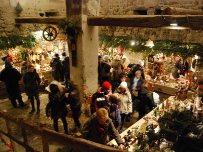 Schlossadvent Schenna in den Kellergewölben und im Schlosshof.