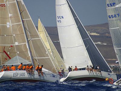 Segeln vor der Küste Lanzarotes – Dank des konstanten Windes ein ganzjähriges Vergnügen.