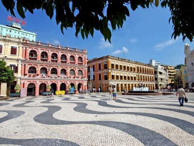 Senatsplatz (Largo do Senado) mit neoklassizistischem Senatsgebäude aus dem Jahre 1784. Die original Wandmalereien, Räume und Gartenanlage sind bis heute erhalten geblieben. Die städtische Verwaltung ist bis heute im Gebäude vertreten.