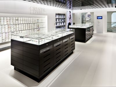 Die Besucher von SWAROVSKI INNSBRUCK erwartet ab 26. August 2011 ein lichterfülltes, modernes Shopping-Ambiente in den historischen Räumlichkeiten der Innsbrucker Altstadt.