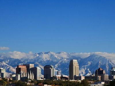 Die Skyline Salt Lake Citys vor der schneebedeckten Wasatch-Kette.