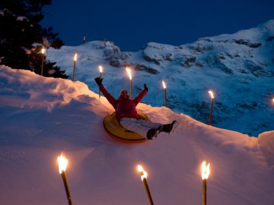 Snowtubing in Engelberg am Abend.