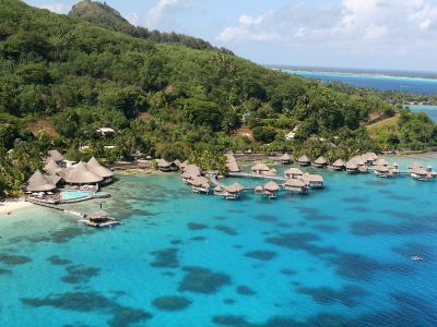 Das Sofitel Bora Bora Marara Beach & Private Island / Tahiti am schönen Matira Bay.