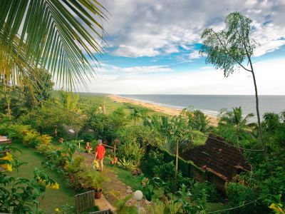 Bis zum Horizont – der Strand vor dem Somatheeram Ayurvedic Health Resort.