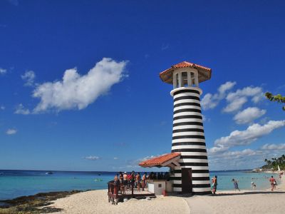 Strand in Bayahibe mit Leuchtturm als Strandbar.