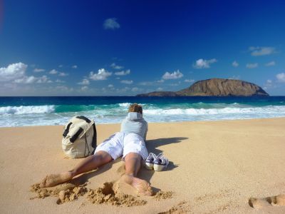 Wo Urlauber beim Strandspaziergang keiner Menschenseele begegnen – einsamer Küstenabschnitt auf Lanzarotes Schwesterinsel La Graciosa.