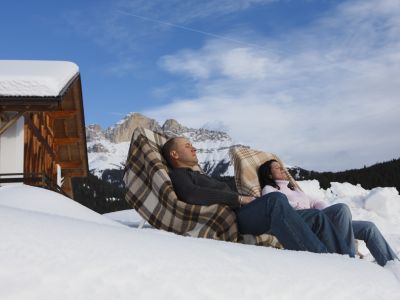 In Südtirol scheint die Wintersonne besonders häufig und ist ausgiebig zu genießen auf den Bauernhöfen der Marke „Roter Hahn“.