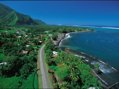 Tahiti mit seinen kleinen Orten, dem türkisblauen Wasser und den herrlichen Wald- & Bergflächen.
