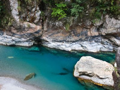 Der Taroko Nationalpark, im Osten Taiwans, mit seinen Marmor- und Granitbergen bzw. Felsen, Wasserfällen aus Gesteinsspalten, Hängebrücken und vielen weiteren Naturattraktionen, ist besonders durch seine 19 km lange Taroko-Schlucht