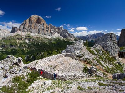 Freilichtmusuem (5 Torri - Falzarego Pass) Cortina d'Ampezzo mit Blick auf den Tofana di Rozes (3225m).