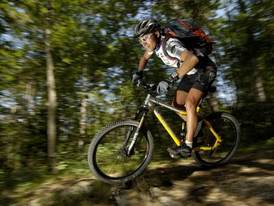 Für Biker, die die Spannung suchen, geht es ab durch die schattigen Wälder von Trentino.