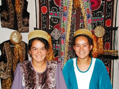 Usbekinnen mit landestypischen Hüten.