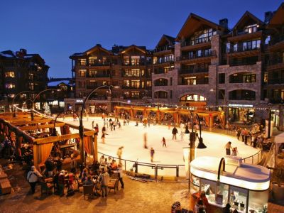 Die Eislauffläche ist der zentrale Treffpunkt im Village at Northstar.