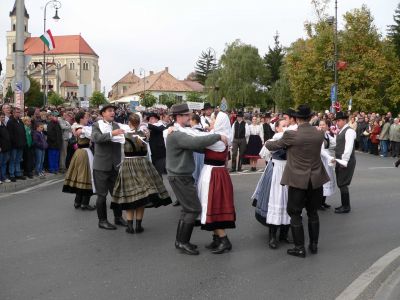 Ungarische Volkstanzgruppen in der kleinstadt Mór.