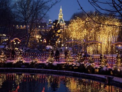 Weihnachten in Tivoli. Lichterglanz bei Nacht.