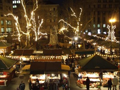 Budapester Weihnachtsmarkt bei Nacht.