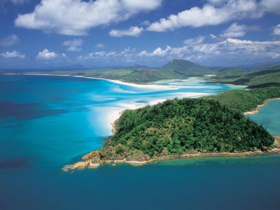 Australien / Great Barrier Reef:  Die Insel Whitsunday Island und der Whitehaven Beach. Übrigens: Dieser ist mit einem Quarzgehalt von 99,7 % der weißeste Strand der Welt.