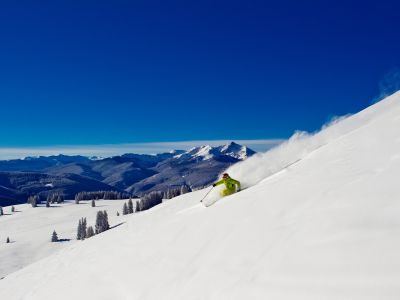 Mit raumgreifendem Skigebiet, einer jährlichen Schneemenge von rund neun Metern und über 300 Sonnentagen pro Jahr bietet Vail ein unvergleichliches Wintersporterlebnis.