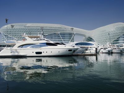 Yas Island mit der permanenten Rennstrecke und der Ferrari World in Abu Dhabi.
