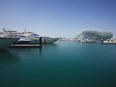 Yas Island mit der permanenten Rennstrecke und der Ferrari World in Abu Dhabi.