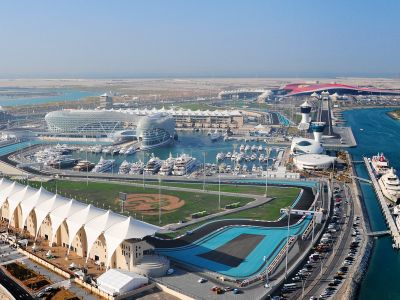 Yas Island mit der permanenten Rennstrecke und der Ferrari World in Abu Dhabi.