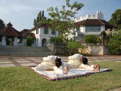 Yogaübungen im Kalari Kovilakom: