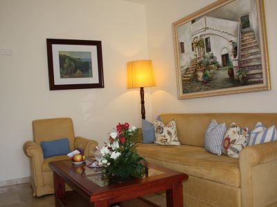Wohnbereich eines Zimmers im Hotel Bon Sol in Illetas/Mallorca.