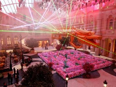 macau feiert 2012: Drachendeko im mgm Macau mit Glücksgarten aus 800.000 Pfirsichblüten.