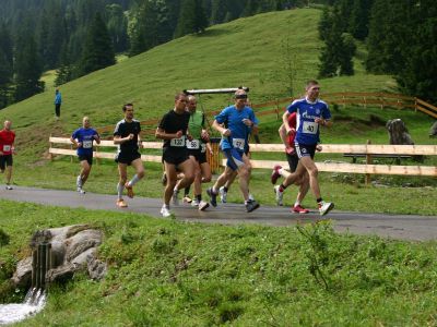 Beim legendären Drei-Hütten-Rennen im Tannheimer Tal haben die Läufer über 12 Kilometer Strecke zu bewältigen.