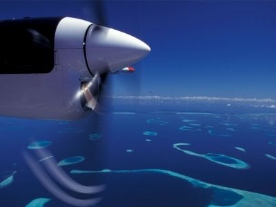 Flug über die prachtvollen Inseln der Malediven und deren Strände.