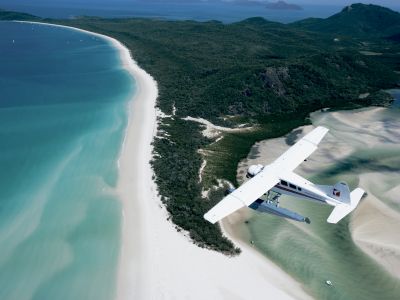 Mit dem Flugzeug über den Whitehaven Strand.