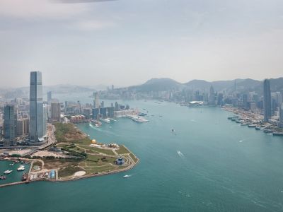 Aussicht auf das aktuell höchste Hotel der Welt: The Ritz-Carlton, Hong Kong und den Hafen.
