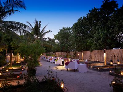Dinner im Kräutergarten des Kanuhura Resorts, Malediven.