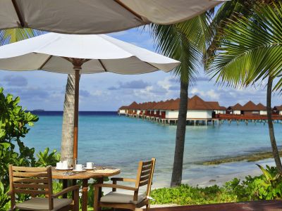 Ausblick auf die Wasser-Bungalows des ROBINSON Club Maldives/Malediven und den traumhaften Strand.