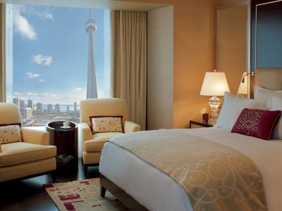 Schlafzimmer in einer Suite im The Ritz-Carlton, Toronto.