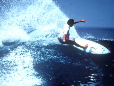 Auch Surfer kommen hier auf Ihre Kosten. Auf den Malediven kann man regelmässig gut surfen.