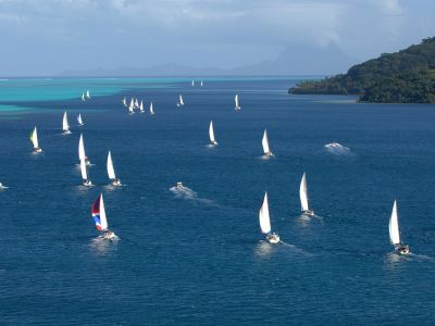 Segeln rund um Französisch Polynesien.