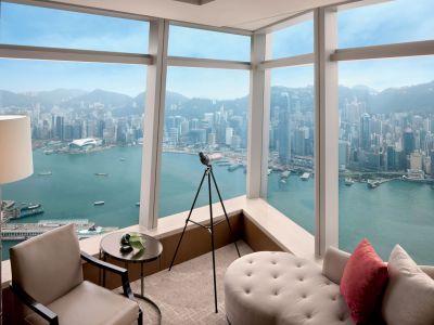 Zimmeraussicht auf die Stadt und den Hafen im The Ritz-Carlton, Hong Kong